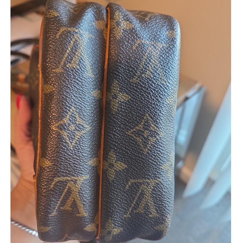 Louis Vuitton Monogram Amazone Canvas Crossbody Bag (Vintage, Adjustable Strap) - Picture 7 of 8